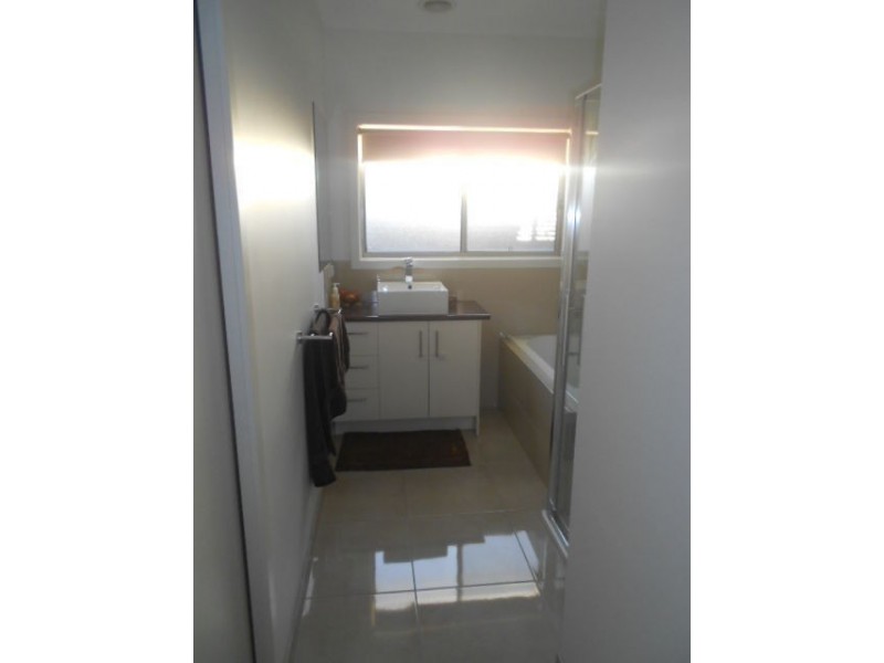 2/4 Huntly Court, Meadow Heights VIC 3048