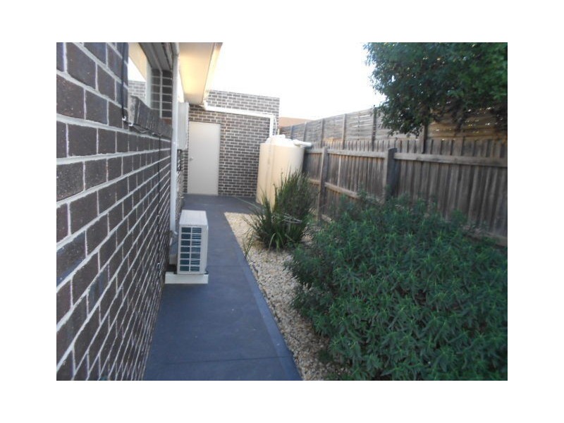 2/4 Huntly Court, Meadow Heights VIC 3048