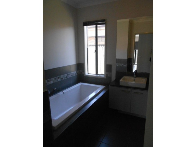 2 Kennet Way, Craigieburn VIC 3064