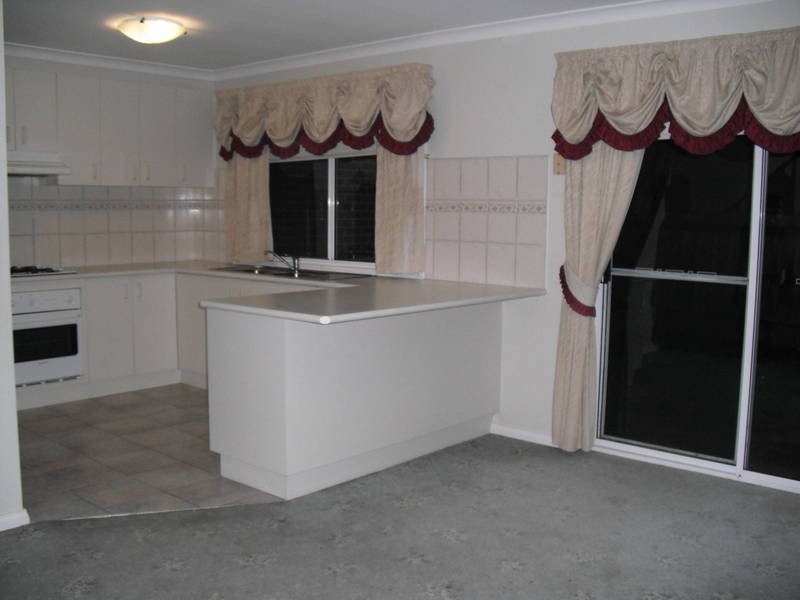 22 Thomas Brunton Ave, Roxburgh Park VIC 3064