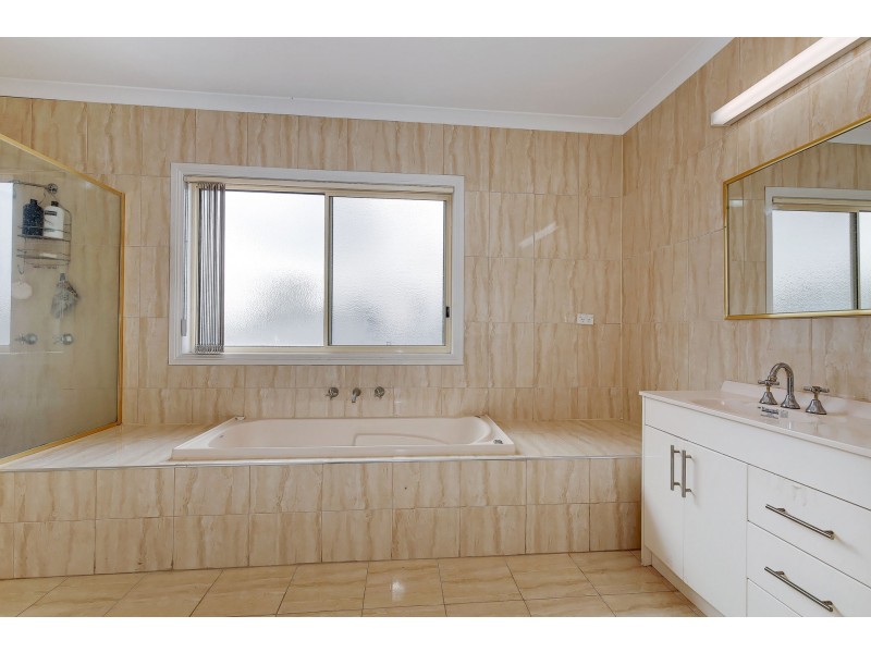 3 GLENVIEW STREET, Roxburgh Park VIC 3064