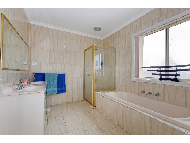 3 GLENVIEW STREET, Roxburgh Park VIC 3064