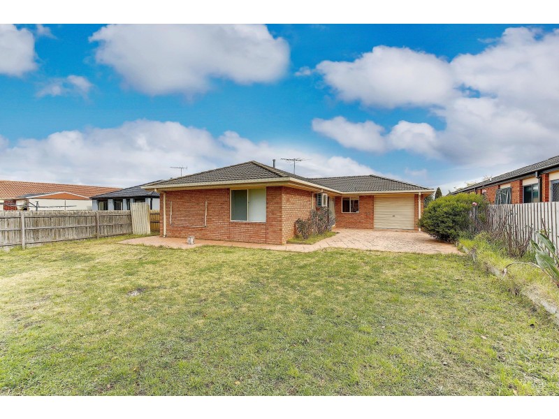 5 SHEPHERD AVENUE, Roxburgh Park VIC 3064