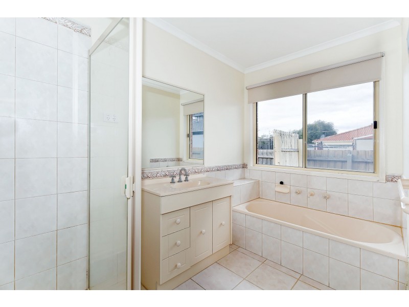 5 SHEPHERD AVENUE, Roxburgh Park VIC 3064