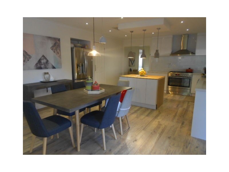 18 COLCHESTER CIRCUIT, Roxburgh Park VIC 3064