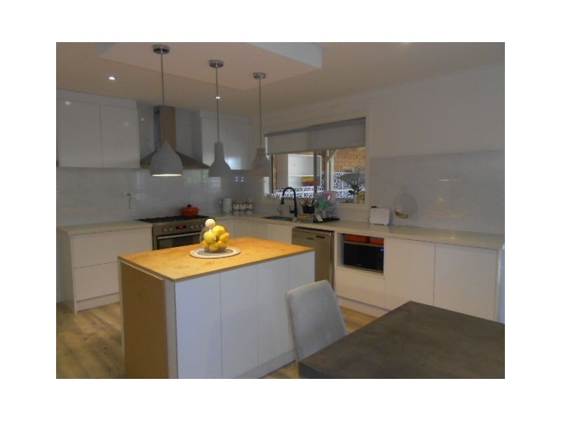 18 COLCHESTER CIRCUIT, Roxburgh Park VIC 3064