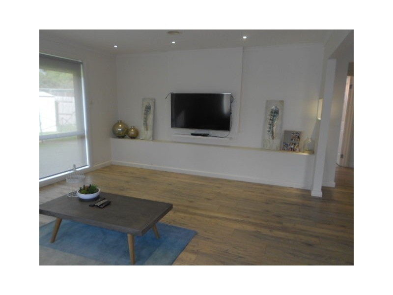 18 COLCHESTER CIRCUIT, Roxburgh Park VIC 3064