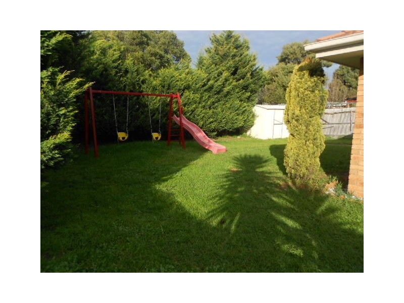 18 COLCHESTER CIRCUIT, Roxburgh Park VIC 3064