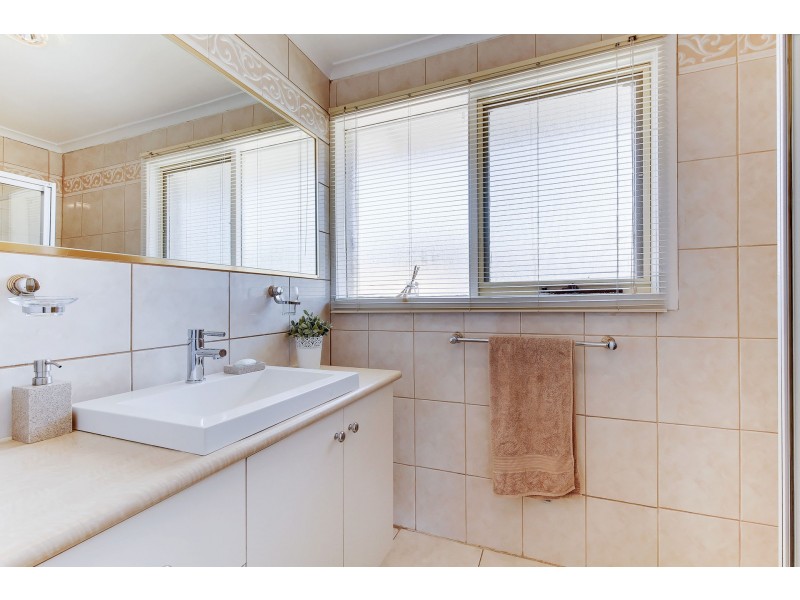 1 ARDEER COURT, Meadow Heights VIC 3048
