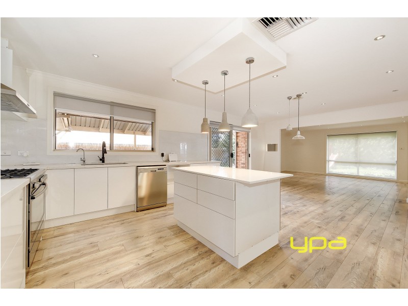 18 COLCHESTER CIRCUIT, Roxburgh Park VIC 3064