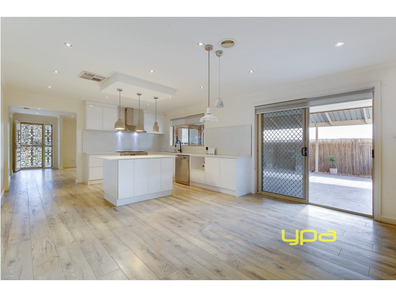 18 COLCHESTER CIRCUIT, Roxburgh Park VIC 3064