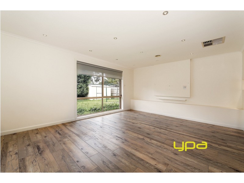 18 COLCHESTER CIRCUIT, Roxburgh Park VIC 3064