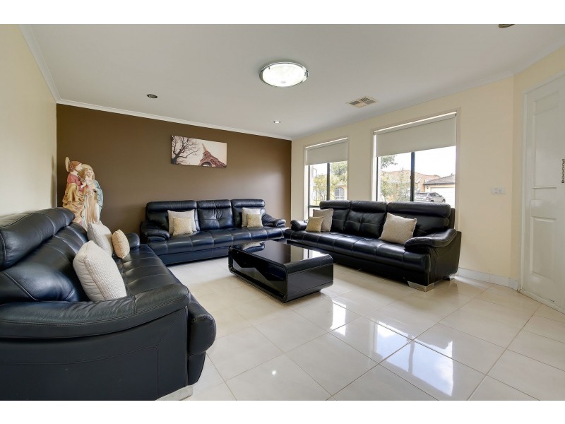 17 McLaurin Avenue, Roxburgh Park VIC 3064