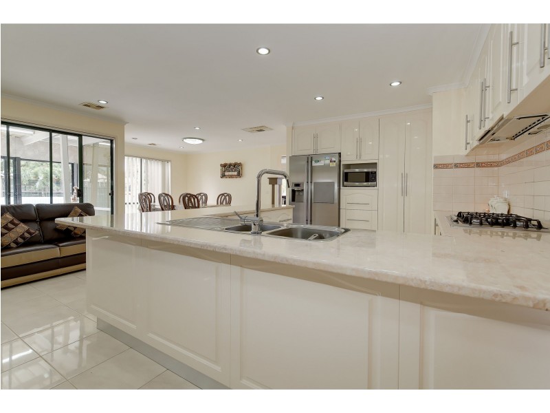 17 McLaurin Avenue, Roxburgh Park VIC 3064