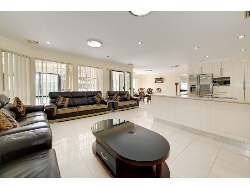 17 McLaurin Avenue, Roxburgh Park VIC 3064