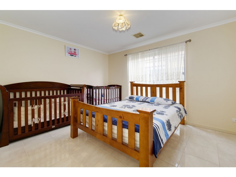 17 McLaurin Avenue, Roxburgh Park VIC 3064