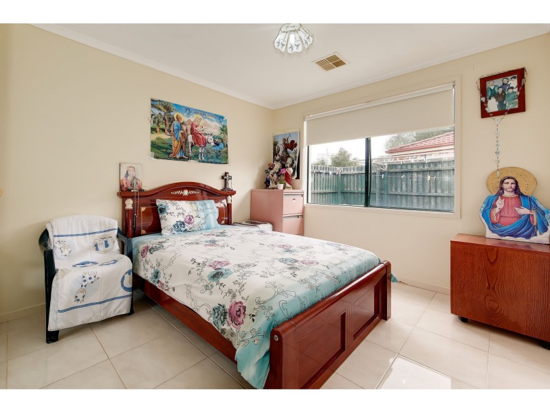 17 McLaurin Avenue, Roxburgh Park VIC 3064