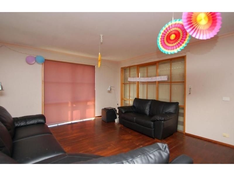 35 Bicentennial Crescent, Meadow Heights VIC 3048