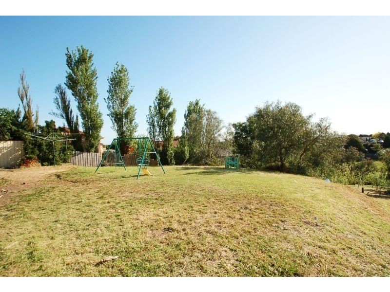 35 Bicentennial Crescent, Meadow Heights VIC 3048