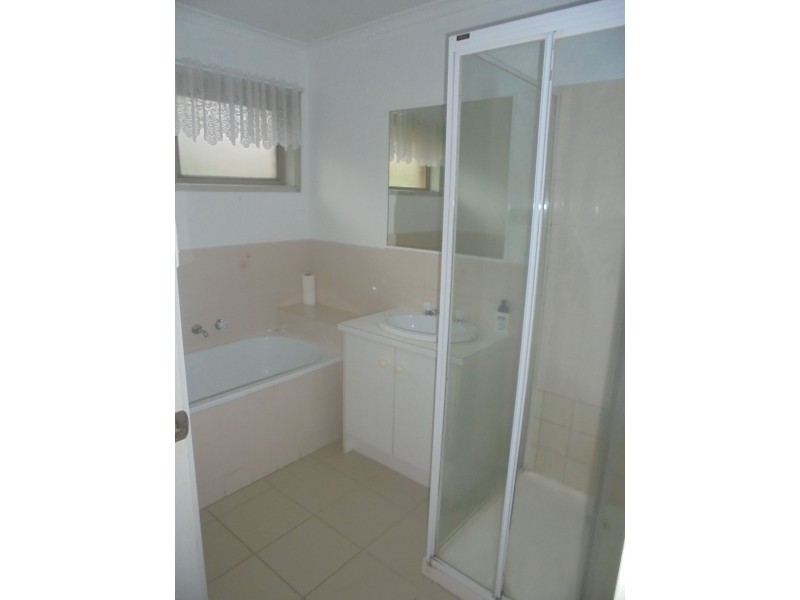 2 Rocklands Rise, Meadow Heights VIC 3048