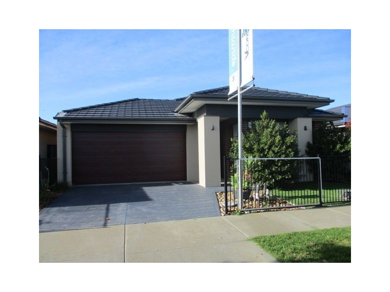 16 Montreal Circuit, Craigieburn VIC 3064