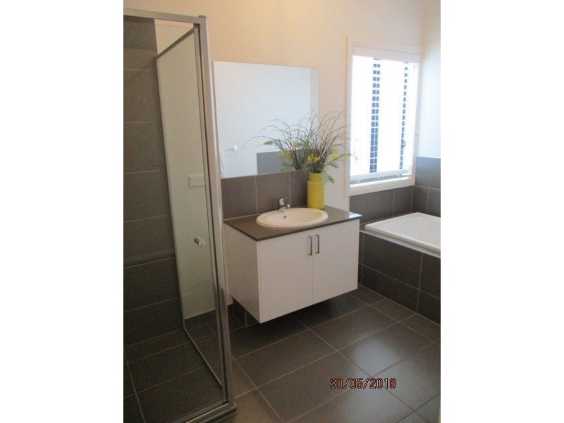 16 Montreal Circuit, Craigieburn VIC 3064