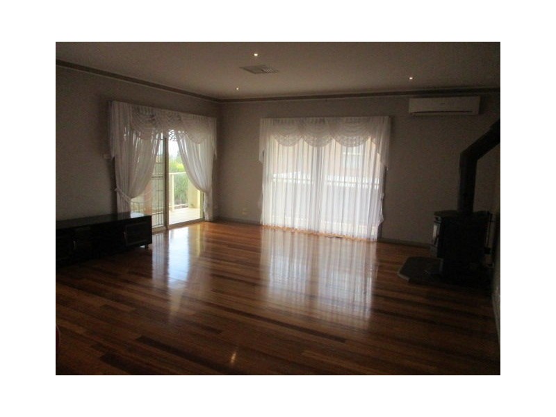 11 Thomas Street, Roxburgh Park VIC 3064