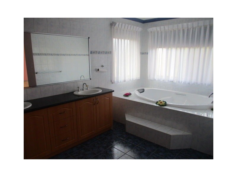 11 Thomas Street, Roxburgh Park VIC 3064