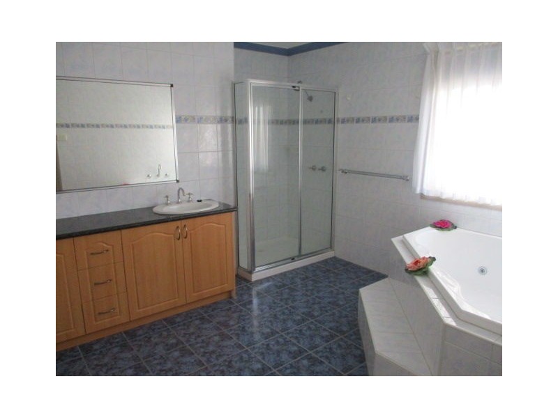 11 Thomas Street, Roxburgh Park VIC 3064