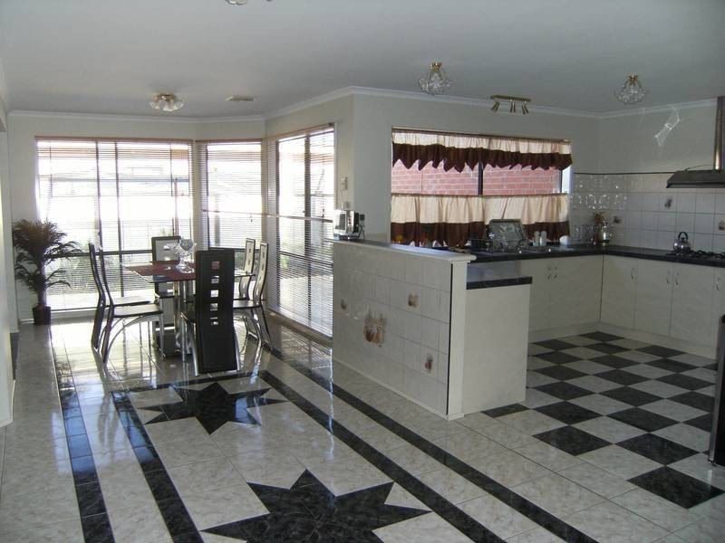 21 Masters Circuit, Roxburgh Park VIC 3064