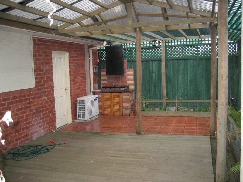 1B Woodburn Crescent, Meadow Heights VIC 3048