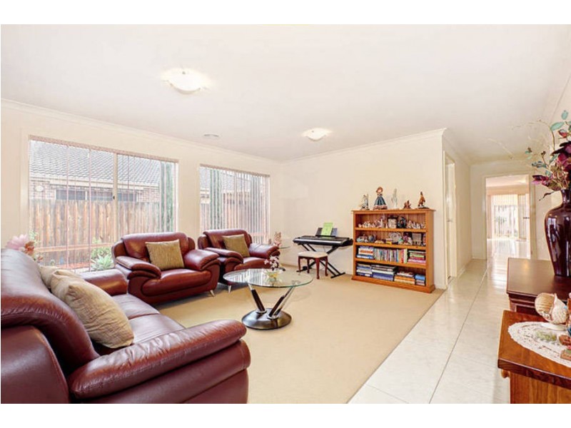 8 VILLAWOOD AVENUE, Roxburgh Park VIC 3064