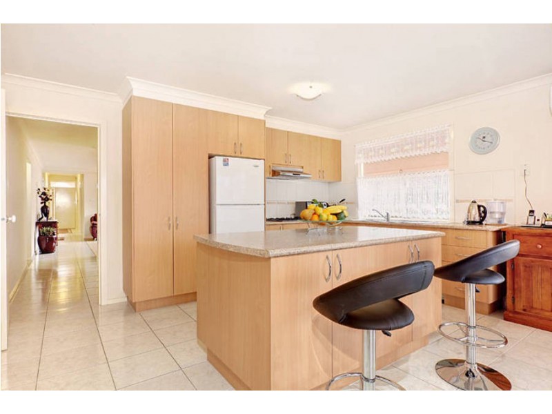 8 VILLAWOOD AVENUE, Roxburgh Park VIC 3064