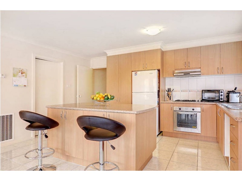 8 VILLAWOOD AVENUE, Roxburgh Park VIC 3064