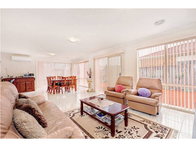 8 VILLAWOOD AVENUE, Roxburgh Park VIC 3064