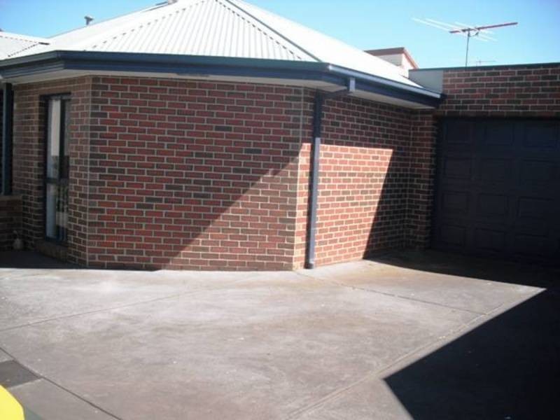 2/46 McNamara Avenue, Airport West VIC 3042