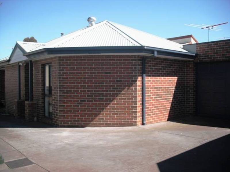 2/46 McNamara Avenue, Airport West VIC 3042