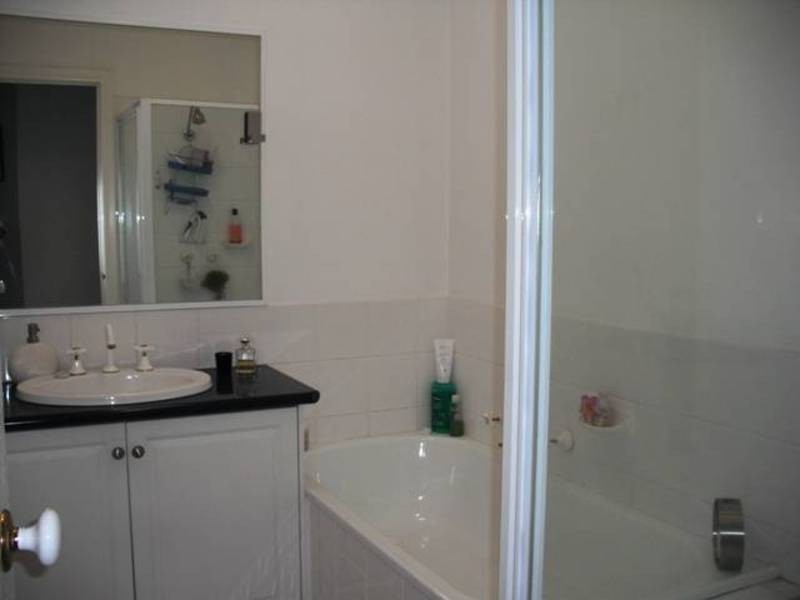 2/46 McNamara Avenue, Airport West VIC 3042