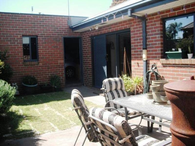 2/46 McNamara Avenue, Airport West VIC 3042