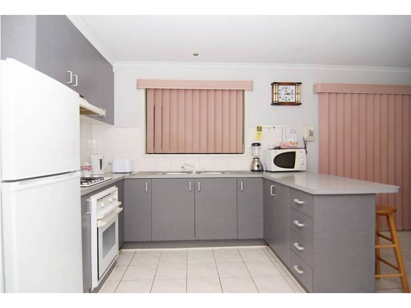 6 Dozey Court, Roxburgh Park VIC 3064