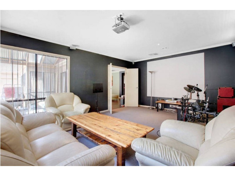 6 Wild Crescent, Roxburgh Park VIC 3064