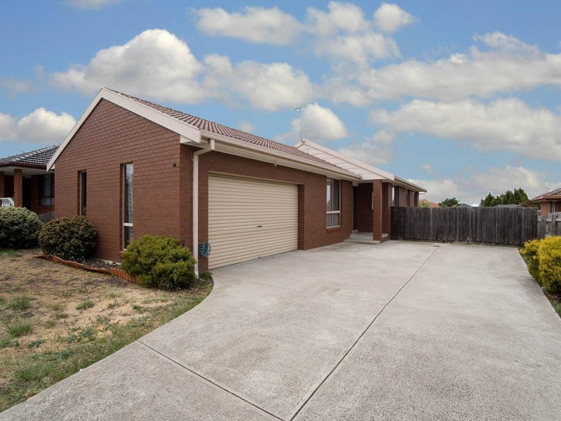 18 Pinaroo Circuit, Meadow Heights VIC 3048