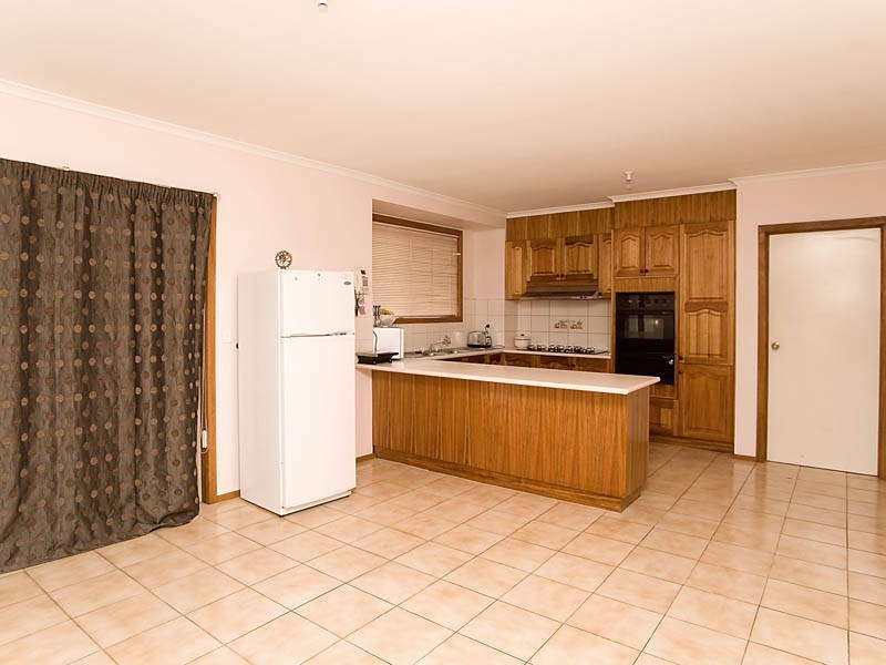 18 Pinaroo Circuit, Meadow Heights VIC 3048