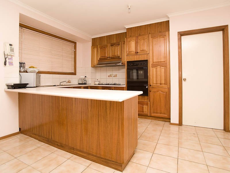 18 Pinaroo Circuit, Meadow Heights VIC 3048