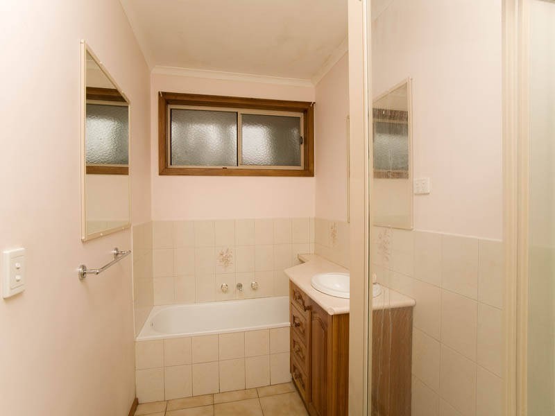 18 Pinaroo Circuit, Meadow Heights VIC 3048