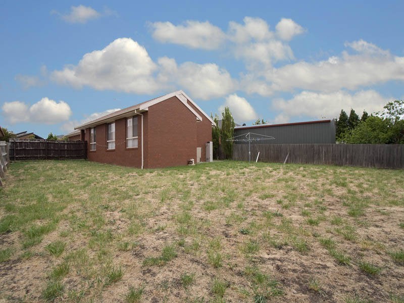 18 Pinaroo Circuit, Meadow Heights VIC 3048