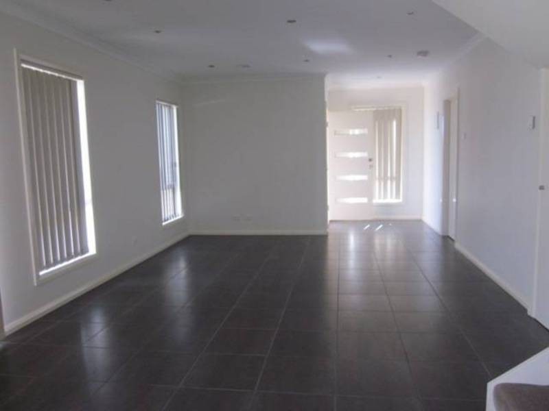 2/7 Care Close, Meadow Heights VIC 3048