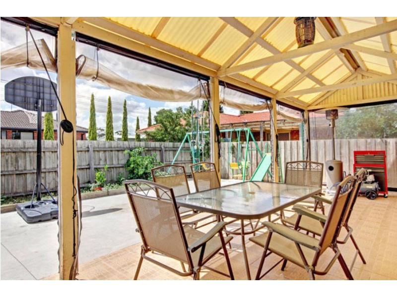 6 Wintle Close, Roxburgh Park VIC 3064