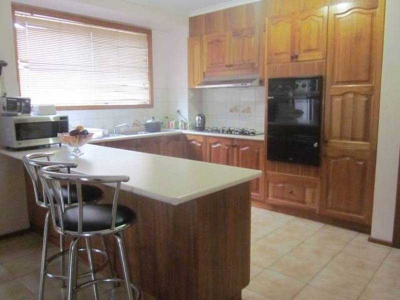 18 Pinaroo Circuit, Meadow Heights VIC 3048