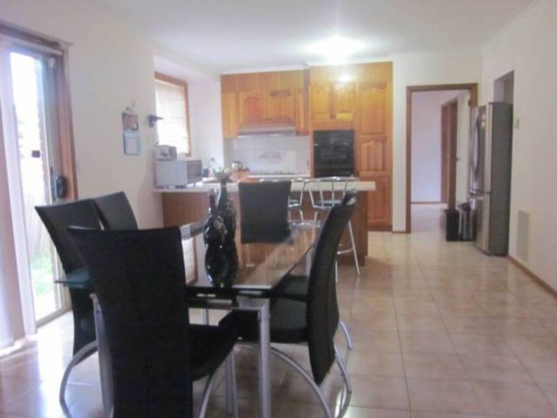 18 Pinaroo Circuit, Meadow Heights VIC 3048